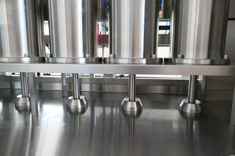 liquid filling and capping machine