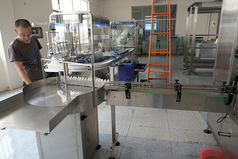Automatic Linear type liquid filling complete line